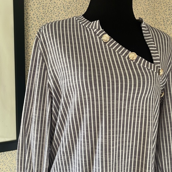 Ladies oversized pullover top with button detail - Picture 5 of 6